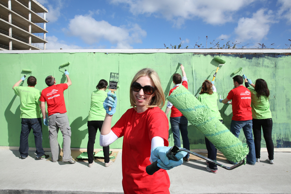 Docklands Clean Up People from Docklands Businesses paint the hoarding green